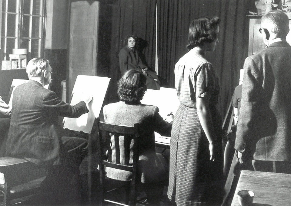 Photo from the 1940s of learners in a sketching class
