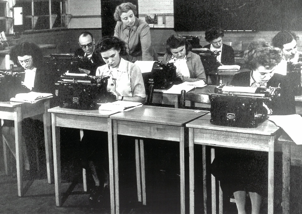 Photo from the 1940s of learners in a typewriter class