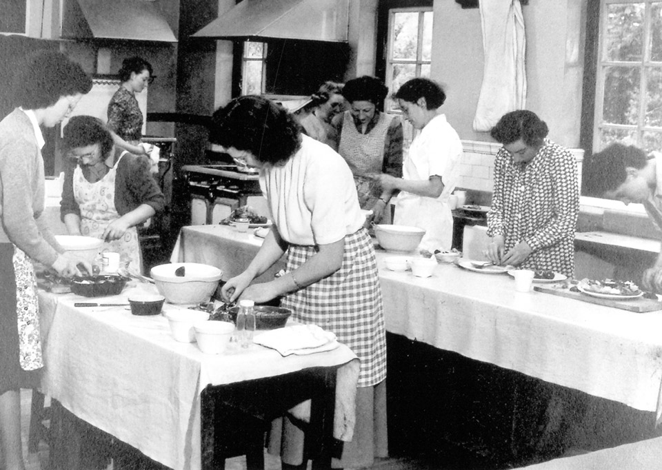 Photo from the 1940s of learners in a cooking class