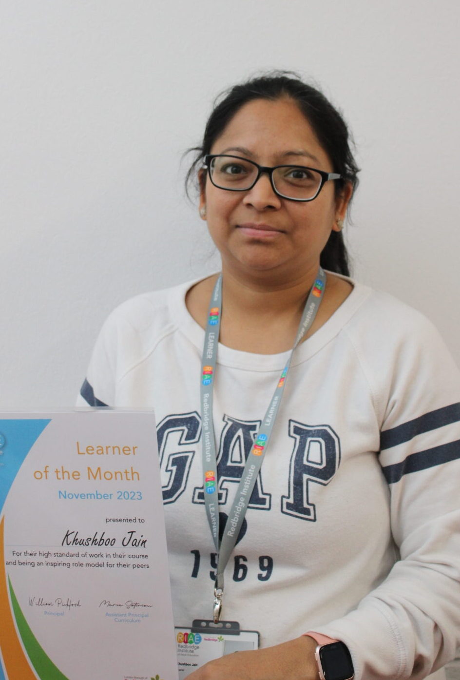 A photo of Khushboo Jain holding a learner of the month November 2023 certificate.